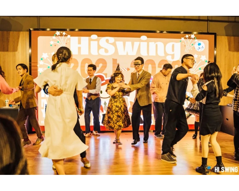 品世界美酒、逛多彩市集、赏舞台表演…… “糖酒会天下·潮饮生活季”将在成都高新区交子大道热闹开启